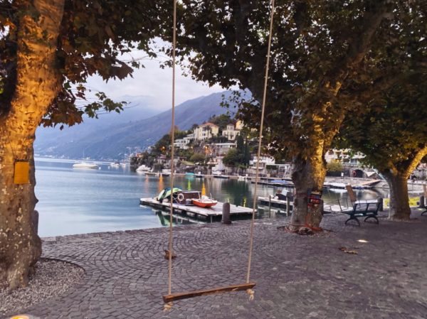 Schaukel mit Blick auf den Lago Maggiore