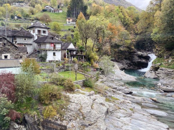 Granitgraue Dörfer im Val Verzasca