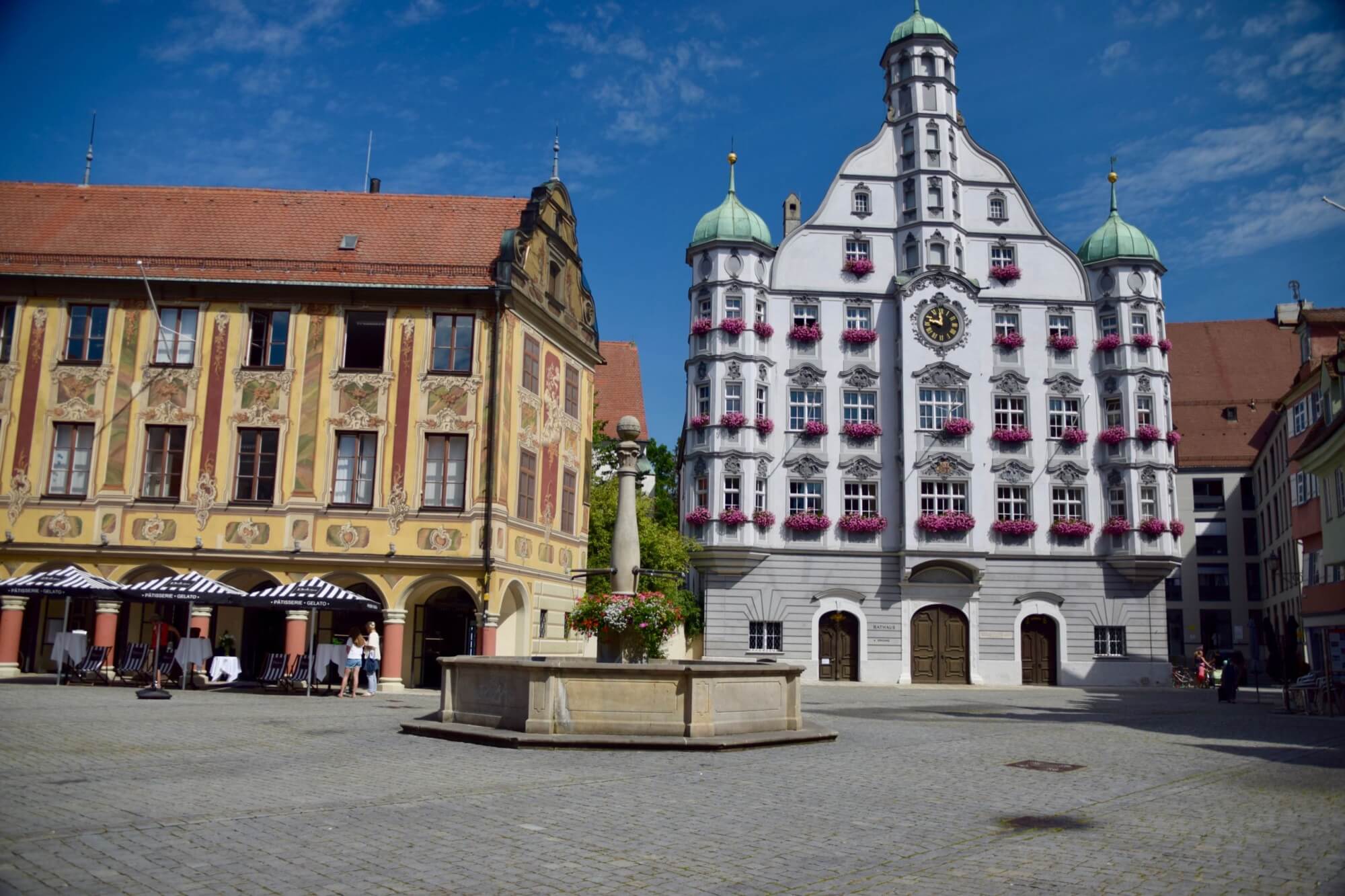 Marktplatz in Memmingen mit Steuerhaus und Rathaus