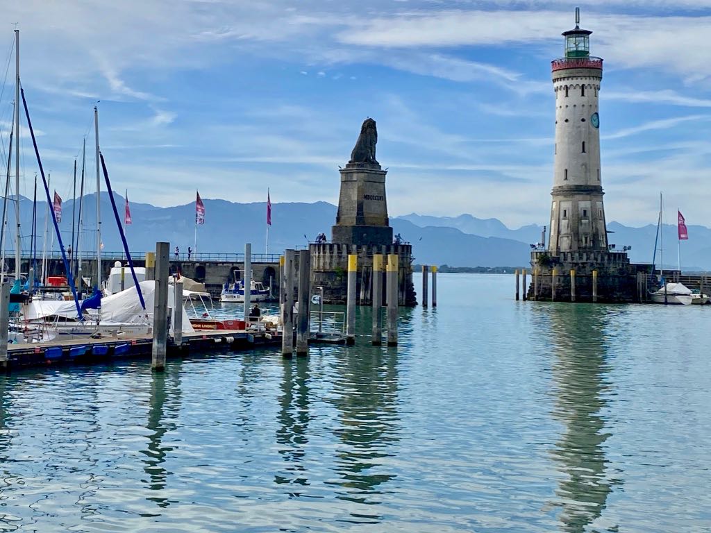 Lindau am Bodensee: Hafen mit Leuchtturm und bayerischem Löwen