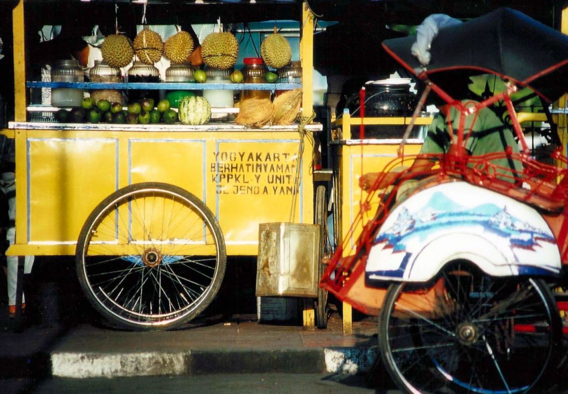 Vegane Sate-Spieße Mit Erdnusssoße Aus Indonesien