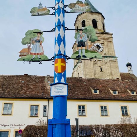 Polling: Klosterkirche und Maibaum