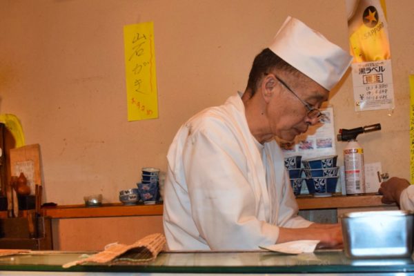 Sushimeister in einem Sushilokal am Fischmarkt