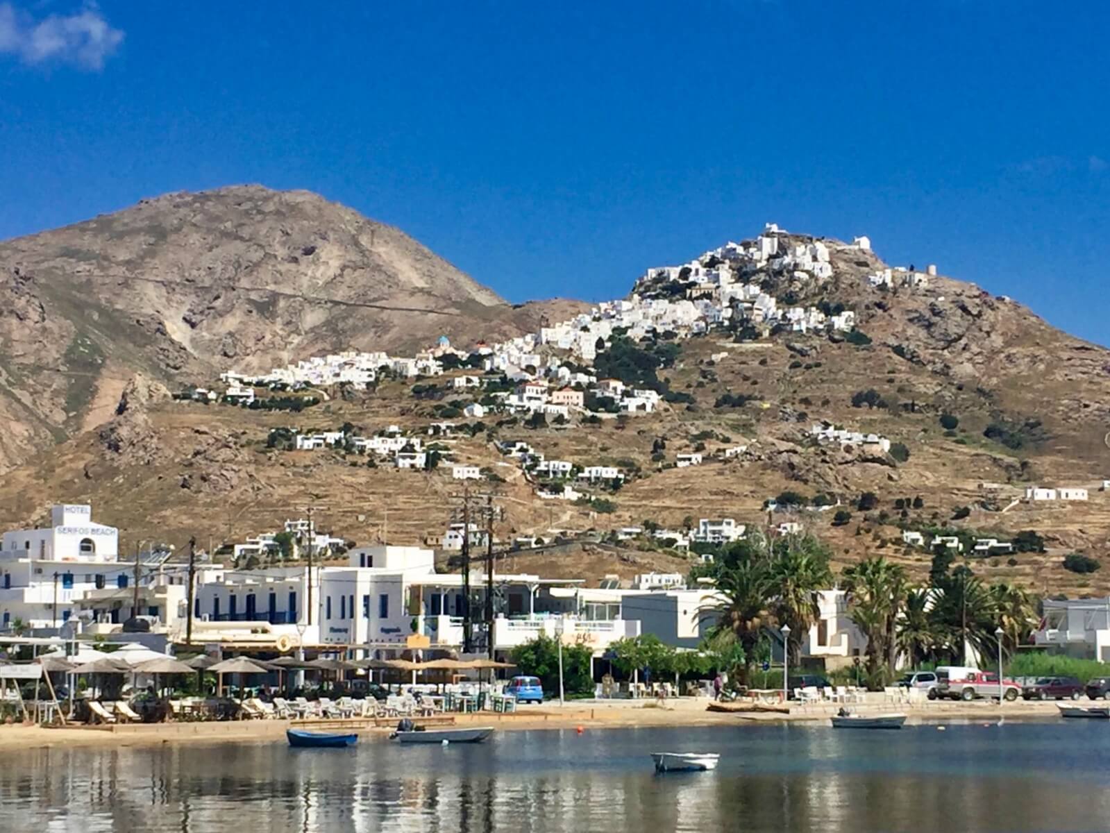 Serifos: Livadi und Blick auf Chora