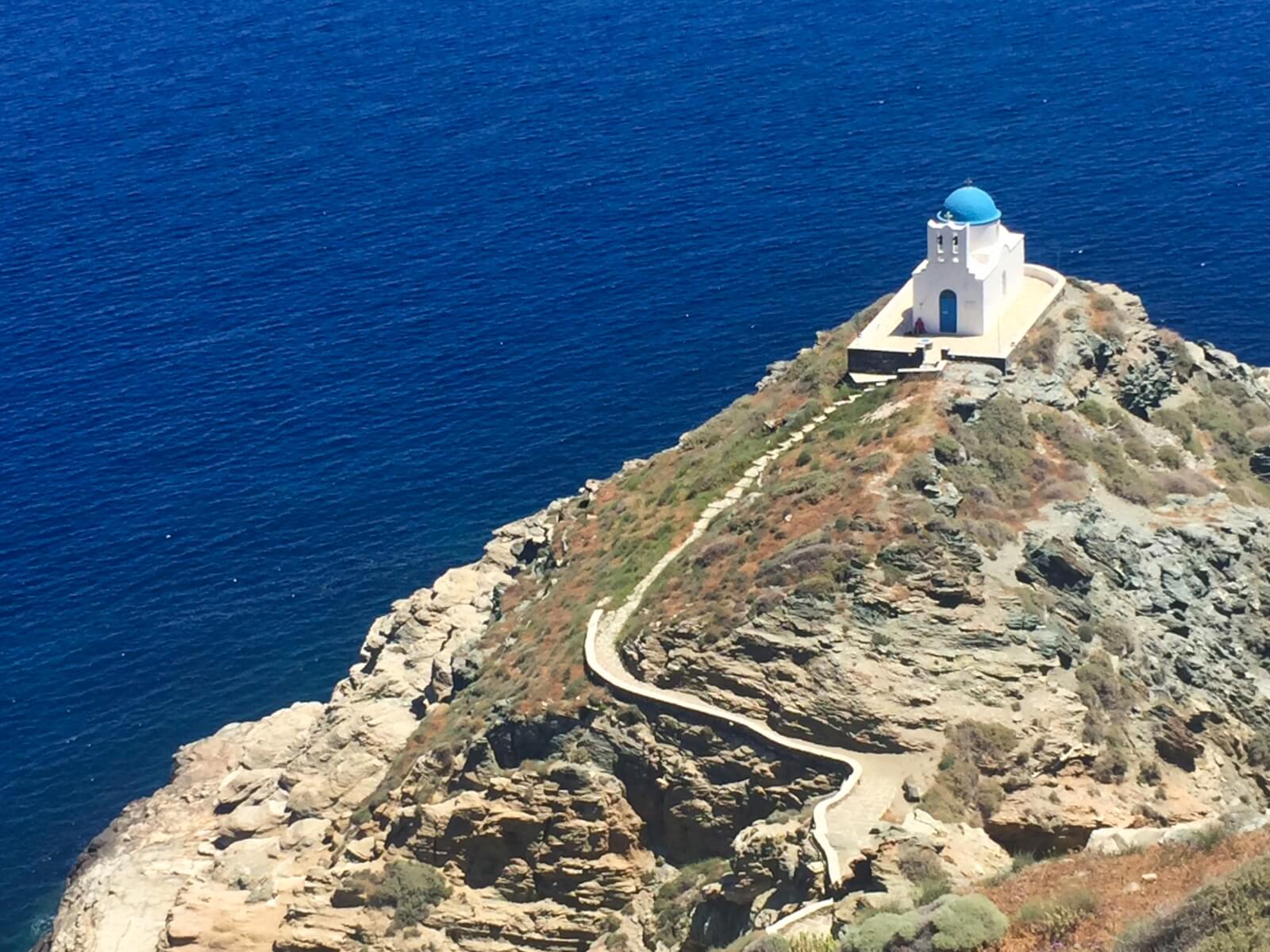 Sifnos: Kirche vor den Klippen von Kastro