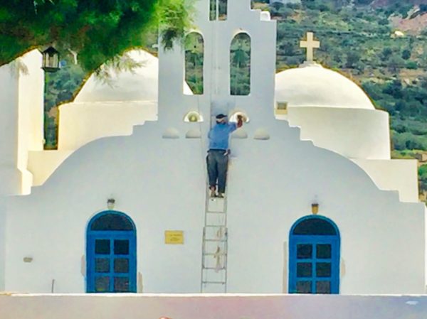 Sifnos: Frühjahrsputz für die Kirche von Vathi Bay