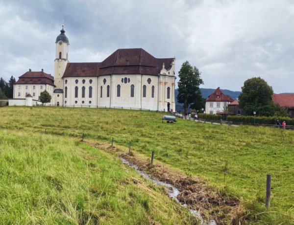 Die Wieskirche liegt auch heute noch im Bauernland