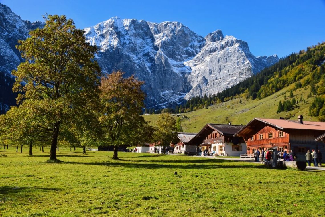 Almdorf Eng während der Laubfärbung am Großen Ahornboden