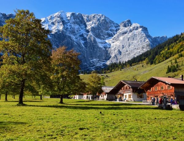 Almdorf Eng während der Laubfärbung am Großen Ahornboden