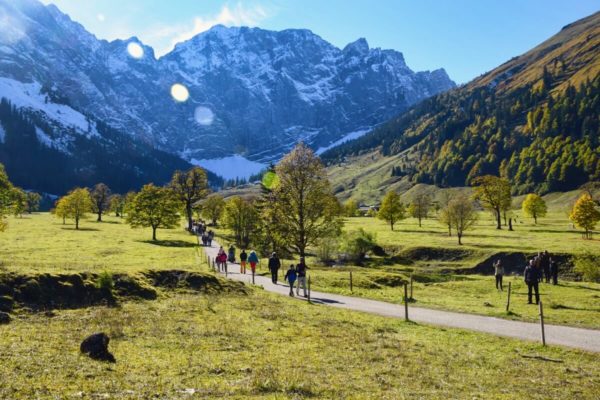 Laubfärbung am Ahornboden: Spazierweg zum Almdorf Eng