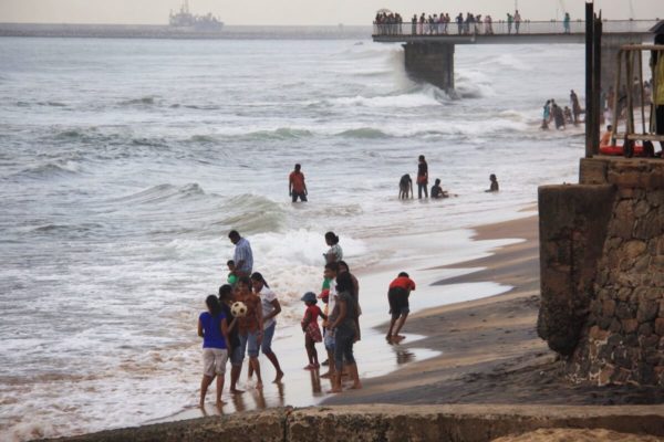 Die wichtigsten Sehenswürdigkeiten in Colombo: Familien baden am Strand vor dem Galle Face Green