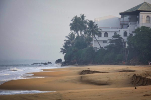 Sehenswürdigkeiten in Colombo: Strand in Mount Lavinia mit dem berühmten Kolonialhotel