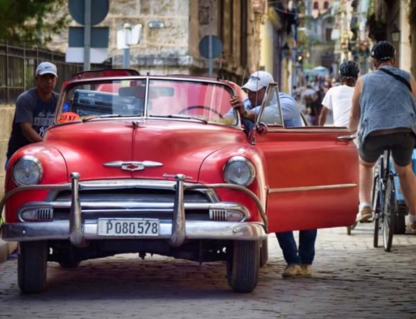 Havanna: Straßenbild mit rotem Oldtimer
