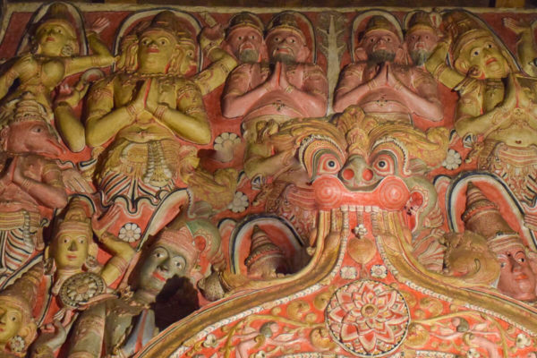 Sehenswürdigkeiten in Kandy: Skulpturschmuck im Lankatilake Vikara, einem der drei Tempelschätze westlich von Kandy