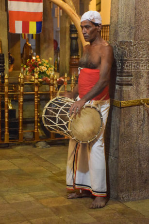 Sehenswürdigkeiten in Kandy: Musiker während der Zeremonie im Zahntempel