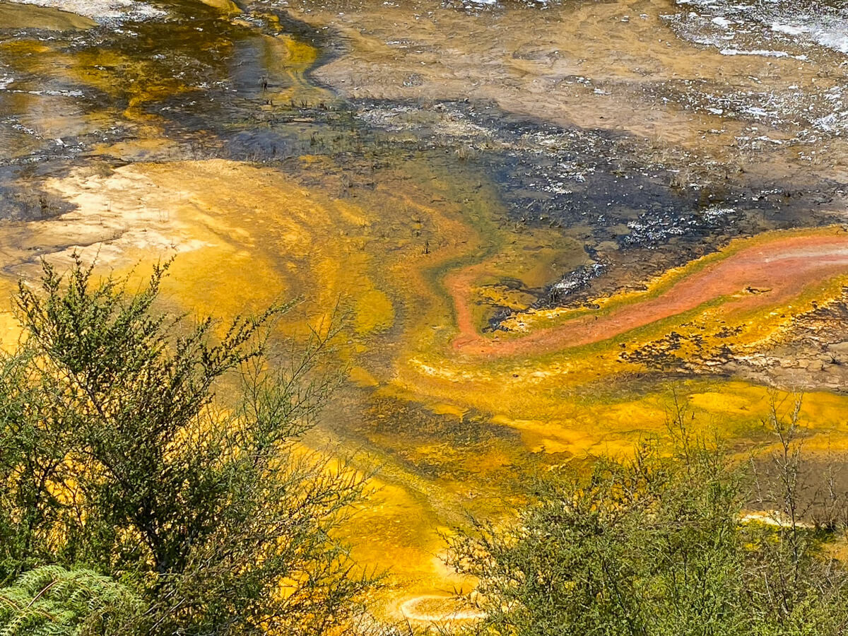 Geothermische Phänomene in Neuseeland: Thermalgebiet Orakei Korako vom Helikopter aus