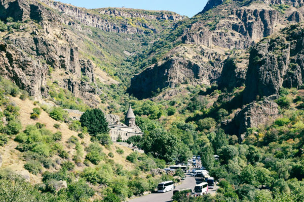 Roadtrip durch Armenien: Kloster Geghard inmitten der Berglandschaft