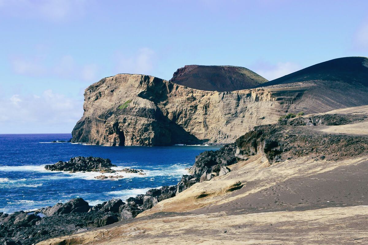 Inselhopping auf den Azoren: Capelinhos – die Lavaküste erinnert an den Vulkanausbruch 1957 auf Faial