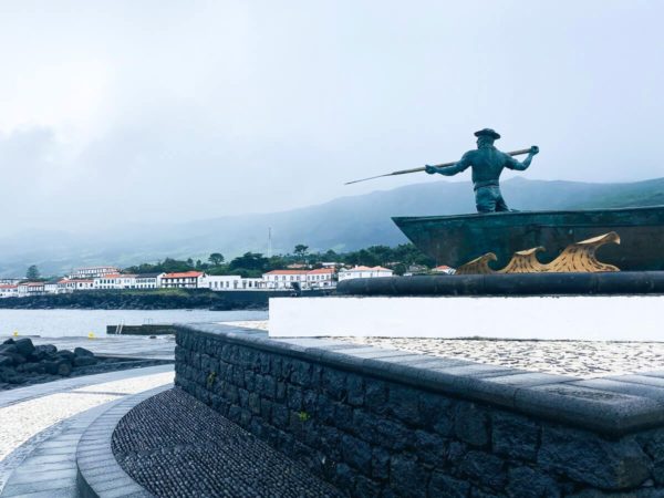 Inselhopping auf den Azoren: Denkmal für Walfänger in Sao Roque do Pico