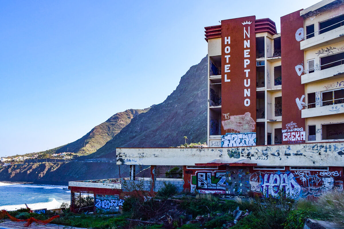 Lost Place auf Teneriffa: Hotel Neptuno n Bajamar – Bungalows mit Graffitis