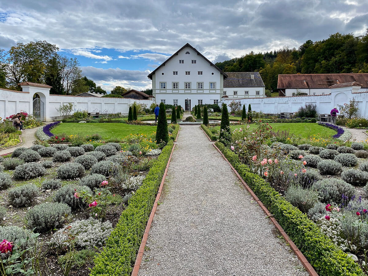 toelzer land wanderung schaeftlarn klostergarten