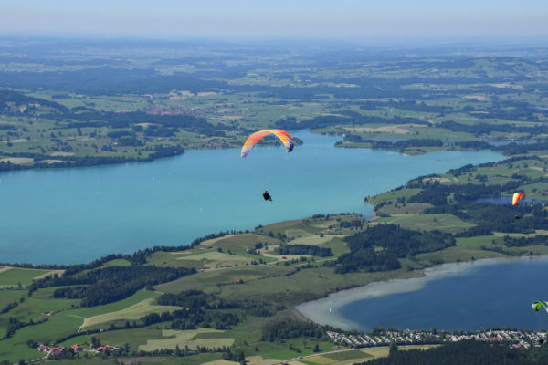 Sehenswürdigkeiten in Füssen: Gleitschirmflieger am Tegelberg
