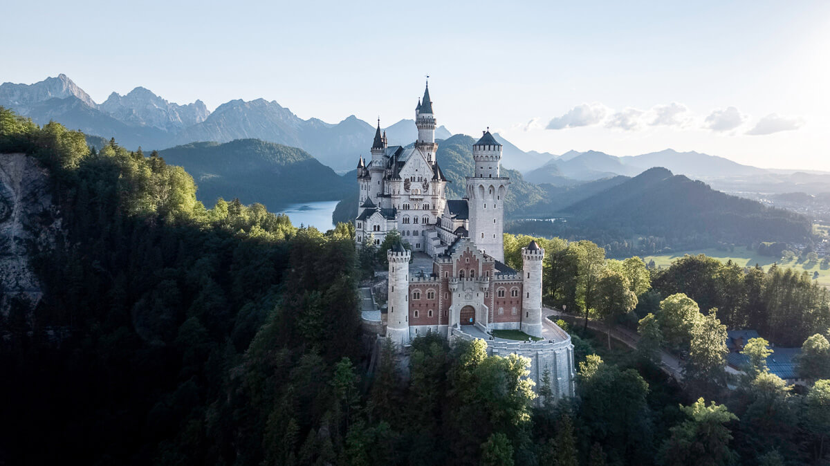 Schloss Neuschwanstein inmitten der Bergkulisse