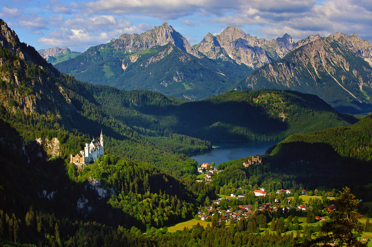 Schloss Neuschwanstein inmitten der Allgäuer Bergszenerie 