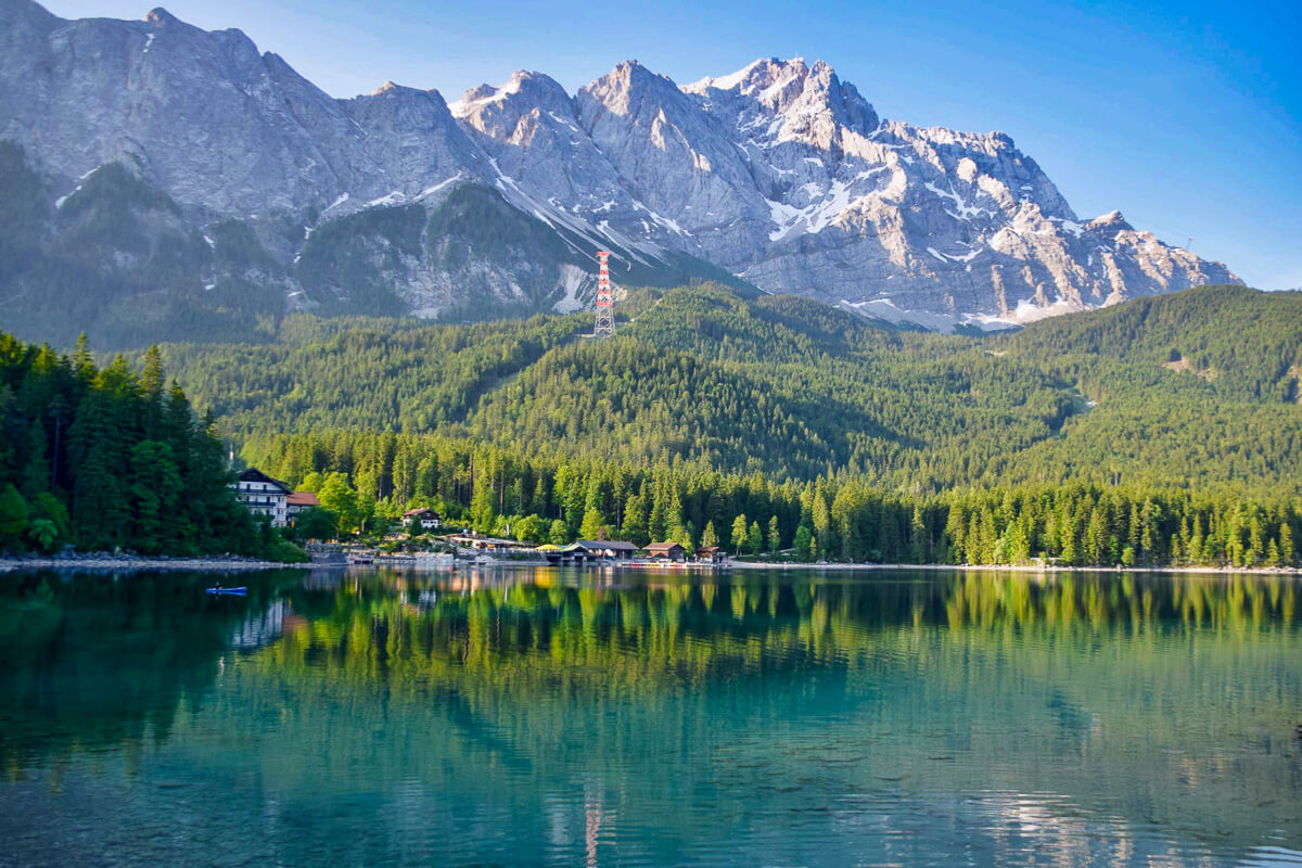 Wanderung am Eibsee: Blick auf Ort und Berge