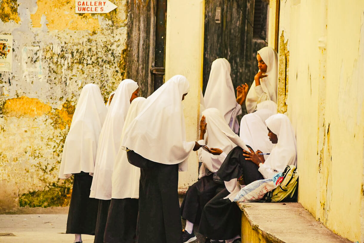 sansibar stonesansibar stone town koranschuelerinnen |