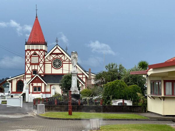 Sehenswürdigkeiten in Rotorua: Kirche im Maori-Dorf Ohinemutu