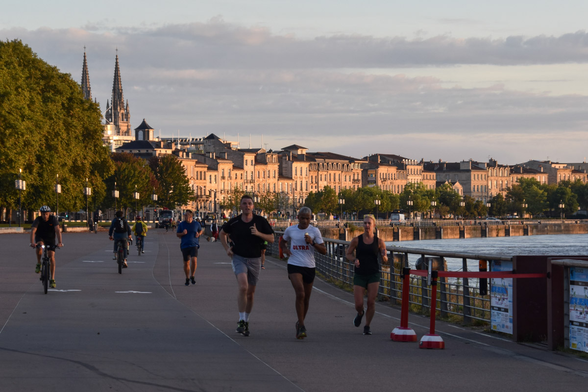 Citytrip nach Bordeaux: Cartoons-Viertel im Morgenlicht