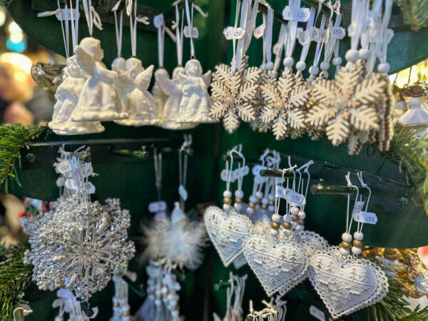 Weihnachtsmärkte in München: Weihnachtsschmuck auf dem Christkindlmarkt am Marienplatz