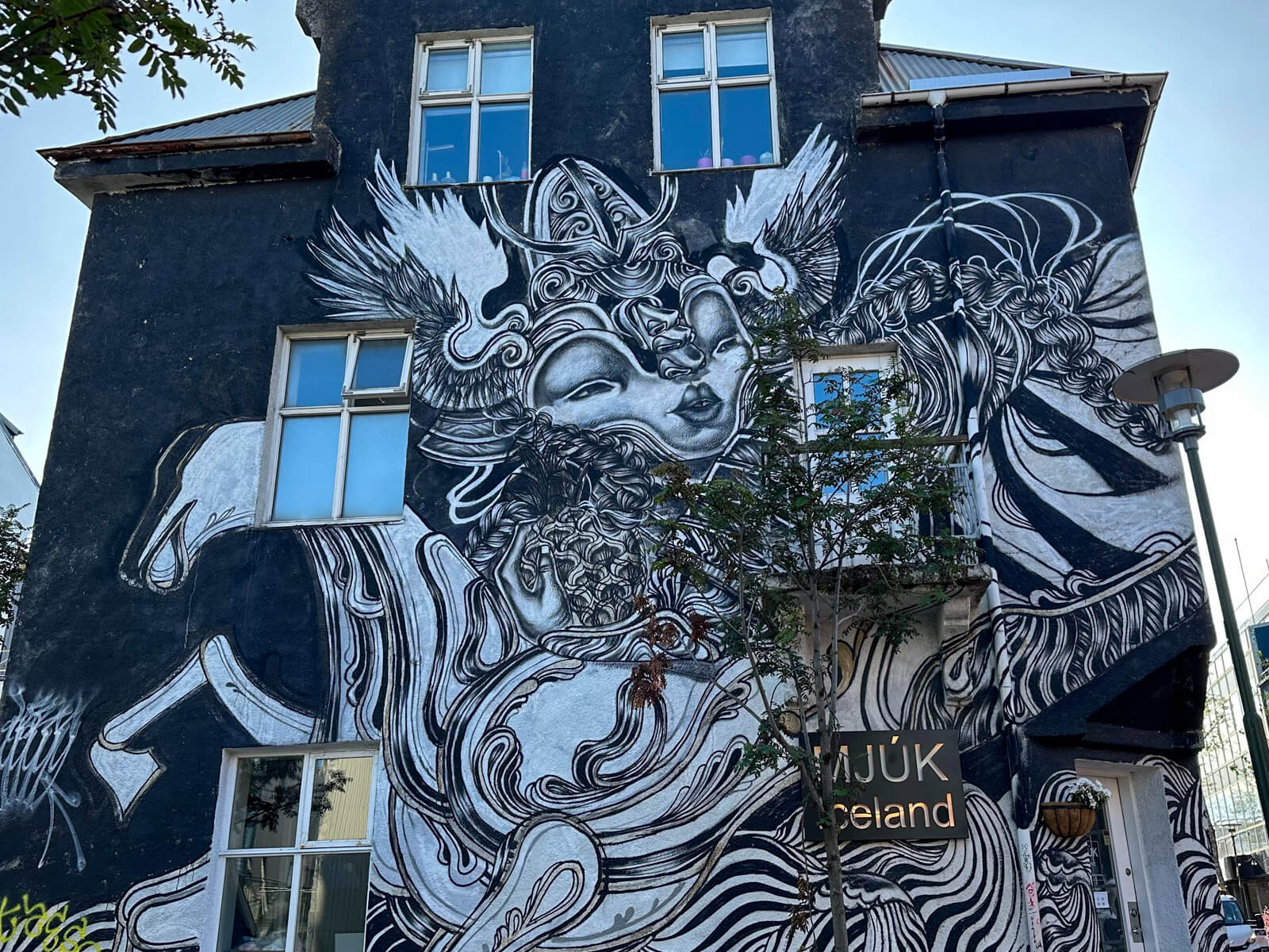 Städtetrip Reykjavik: Mural in der Laugavegur mit dem Tiel "Ode an die Mutter", das eine Frau mit Tierkörper zeigt
