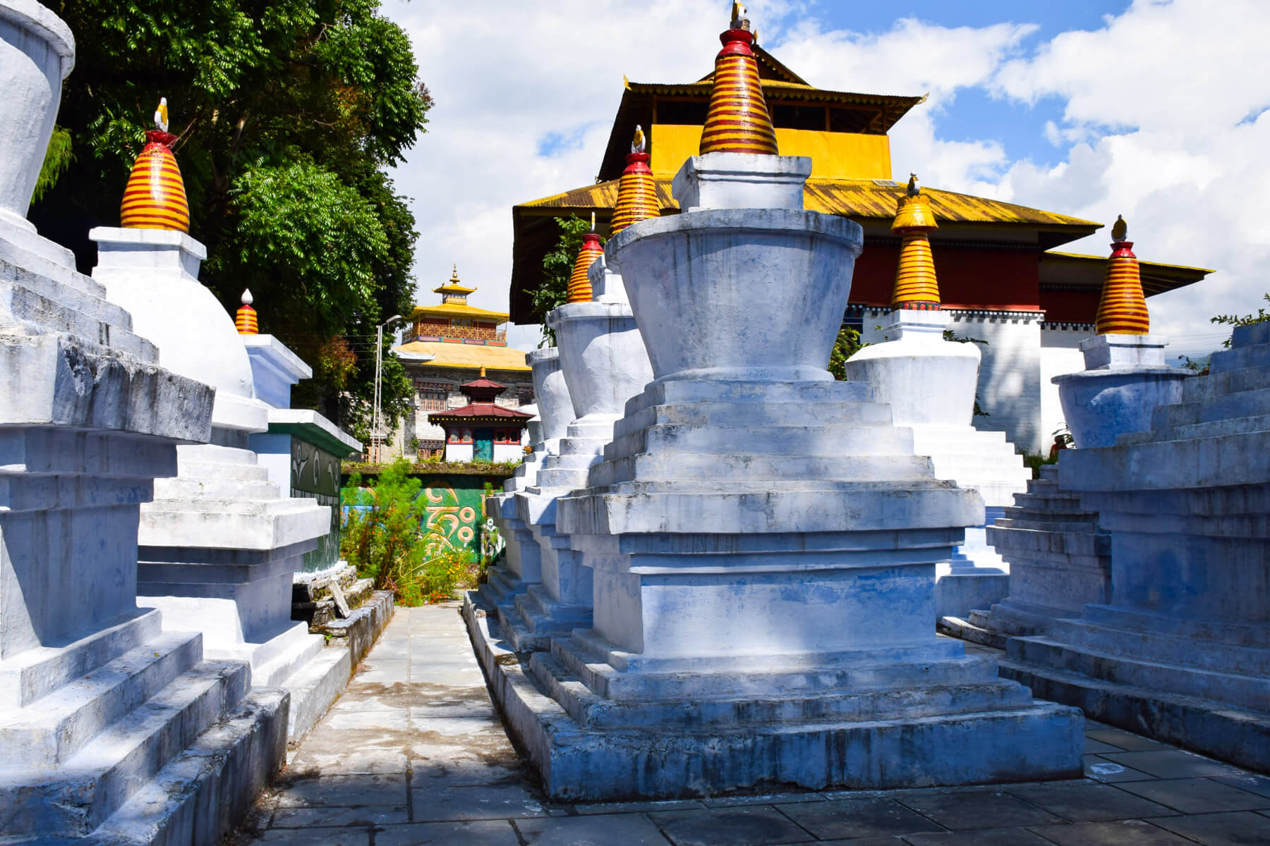 Stupas im Kloster Tashiding