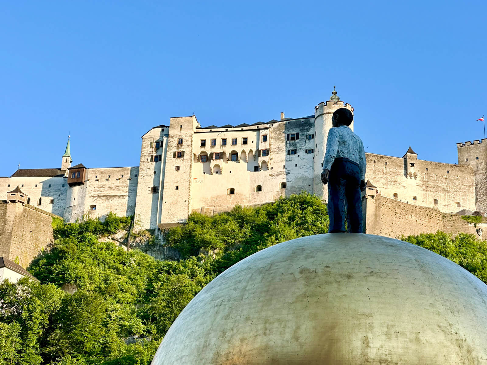 Sehenswürdigkeiten von Salzburg: Kunstwerk Sphaera vor der Festung