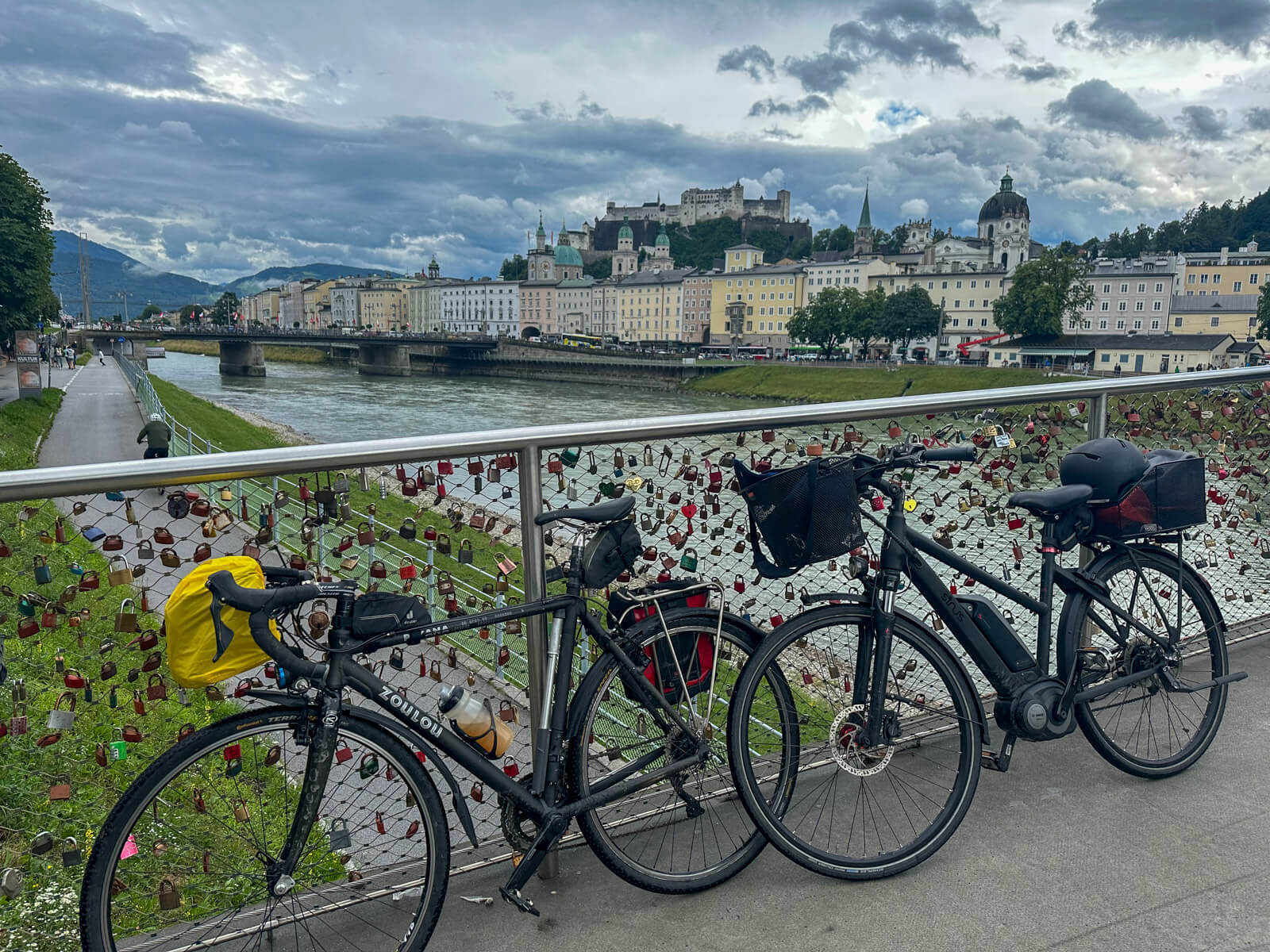 Sehenswürdigkeiten von Salzburg: Marko-Feingold-Steg mit Blick auf die Altstadt