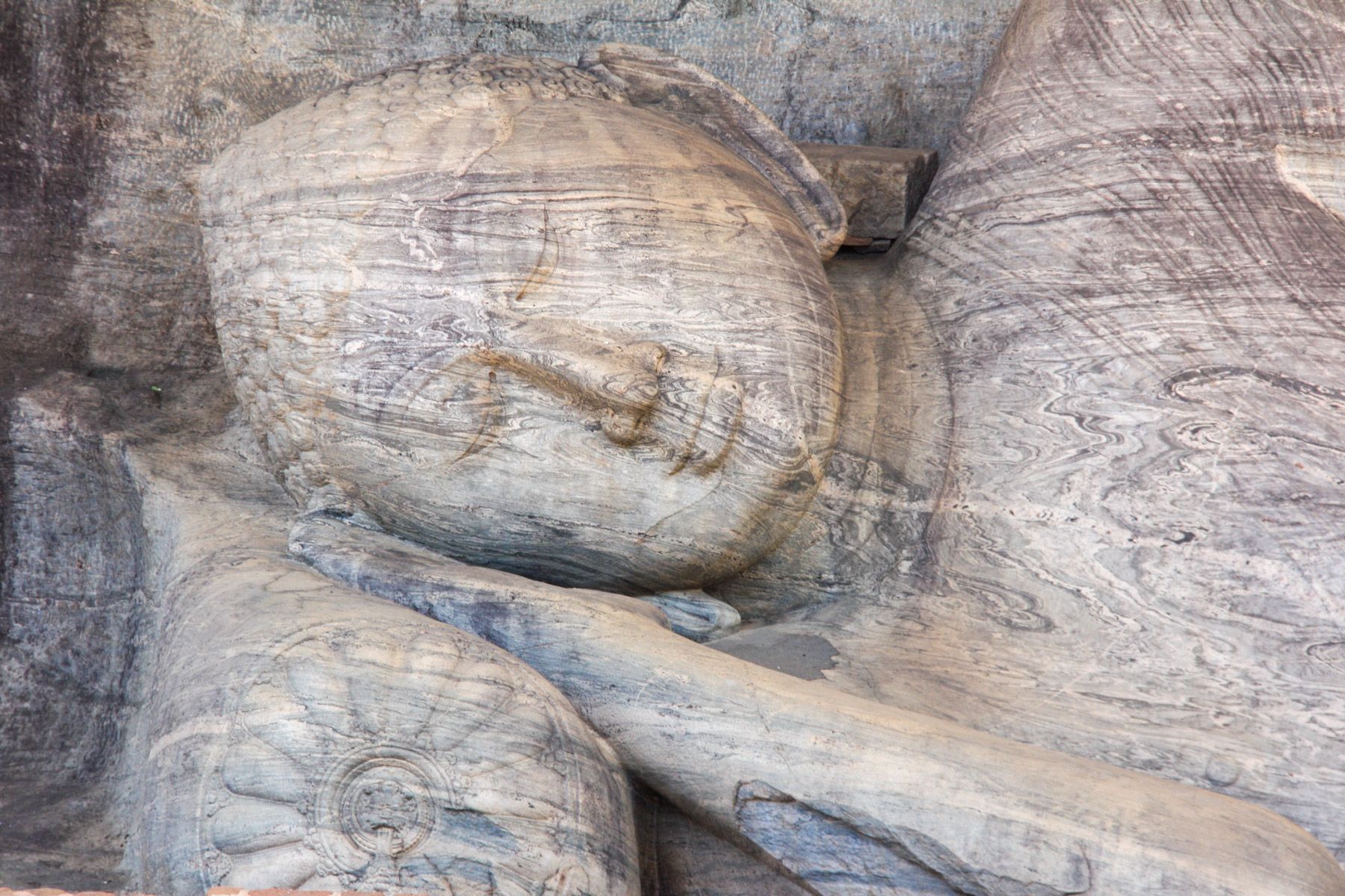 Liegender Buddha ruht auf einem Kissen