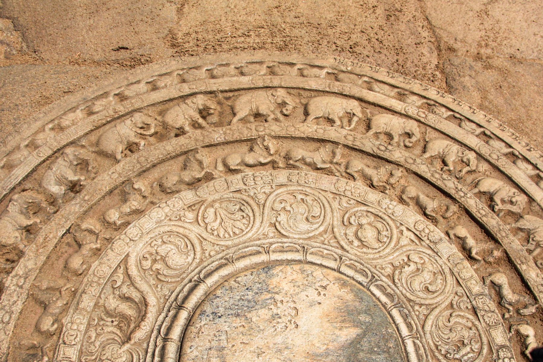 Tempel im heiligen Viereck mit Mondstein, der Elefanten und Pferde zeigt