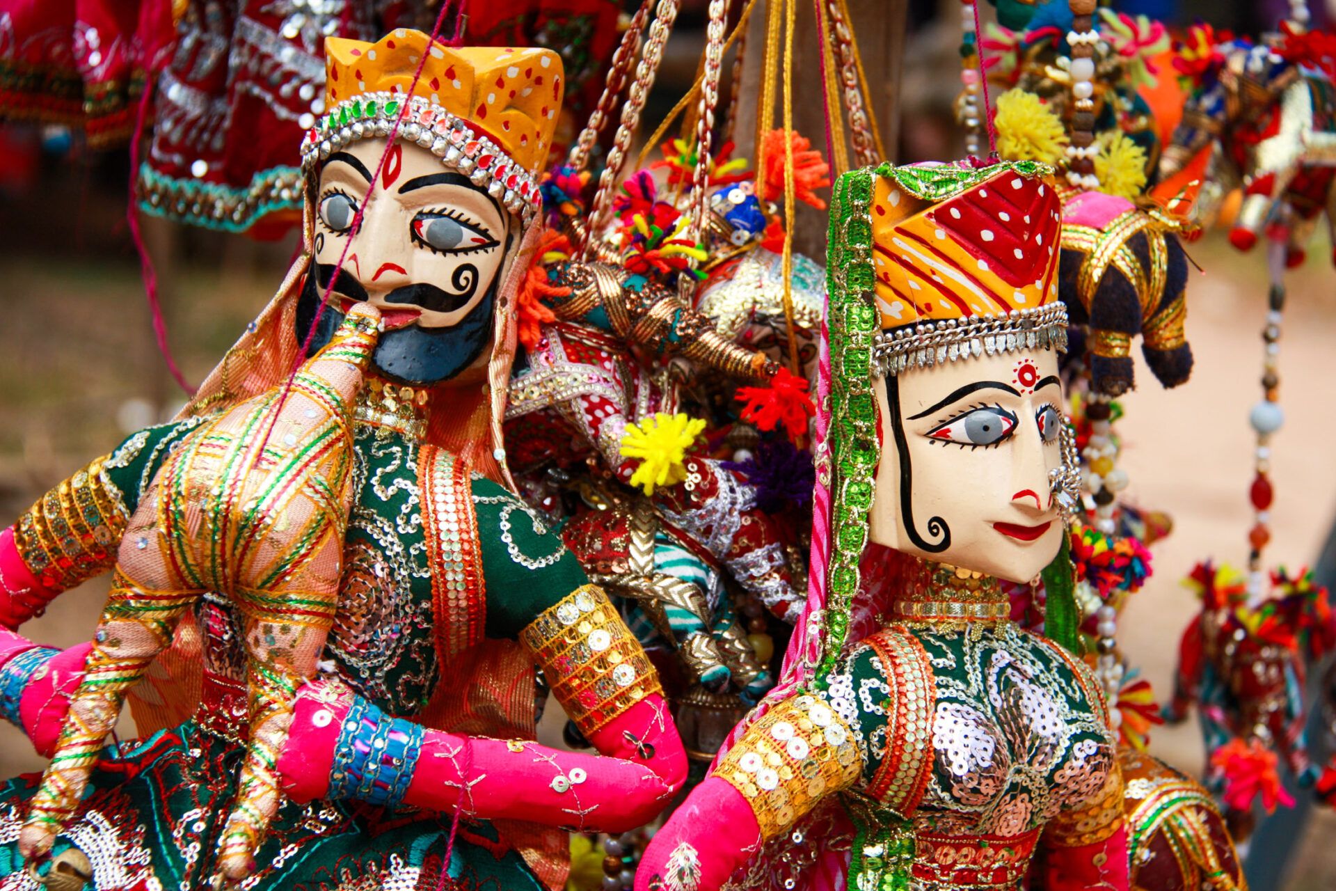 Urlaub in Goa: Marionetten aus Rajasthan auf den Flohmarkt von Arjuna