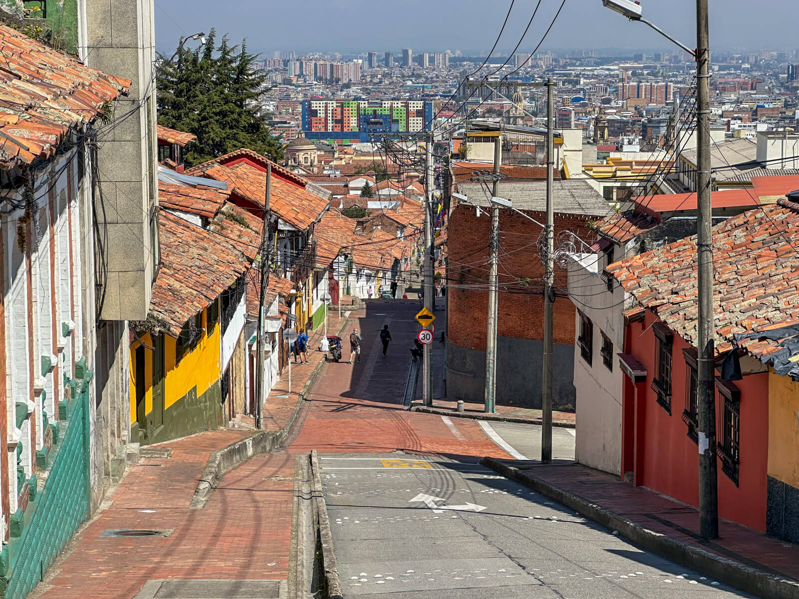 Highlights in Kolumbien: Straßen von La Candelaria mit Blick auf die Hochhäuser der Neustadt