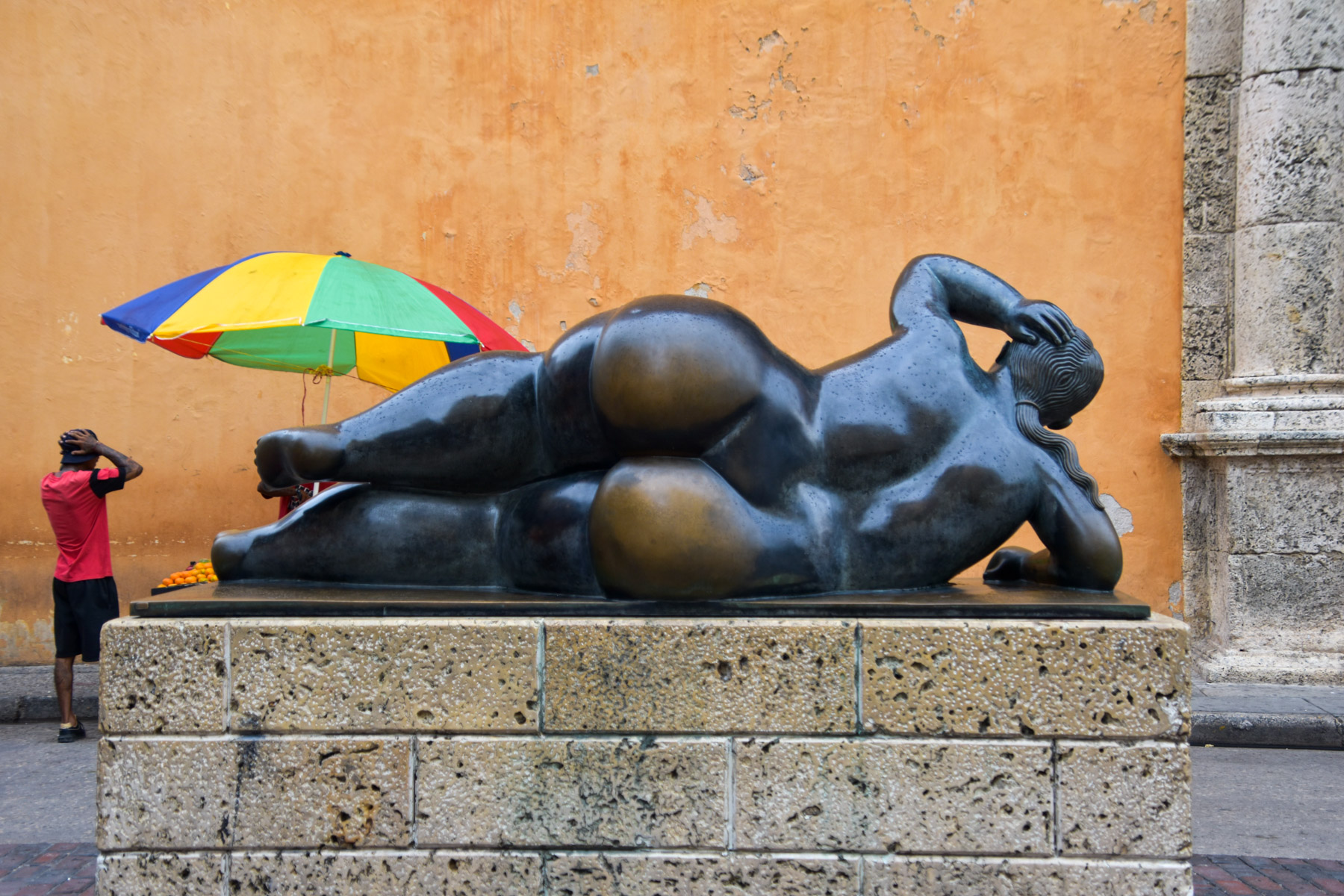 Sehenswürdigkeiten in Cartagena: Plaza Santo Domingo mit einer Skulptur von Fernando Botero, die eine nackte, füllige Frau zeigt