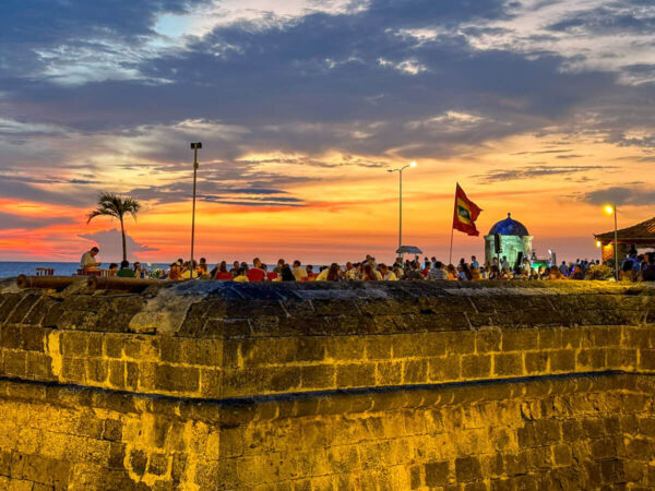 Must-dos in Cartagena: Sundowner auf der Stadtmauer im Café del Mar bei prächtig verfärbtem Himmel