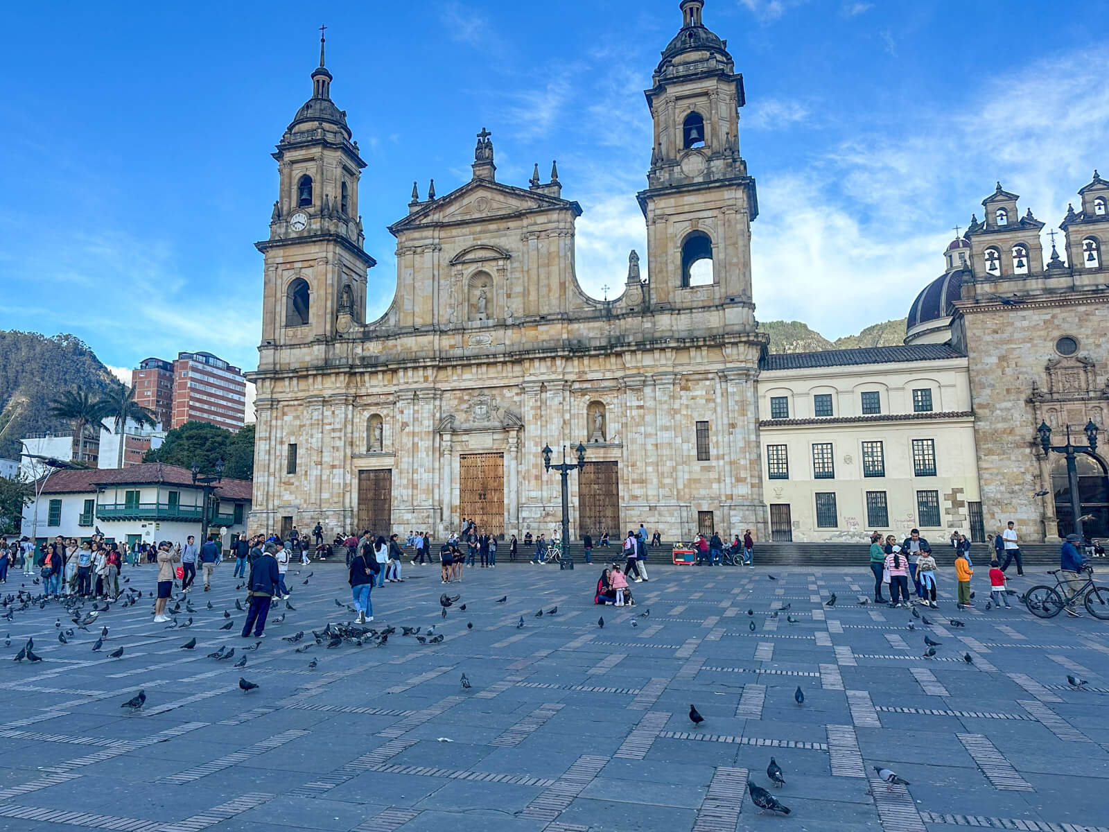 Platz mit Kathedrale, Tauben und Menschen