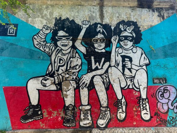 Mural mit rebellischen Mädchen