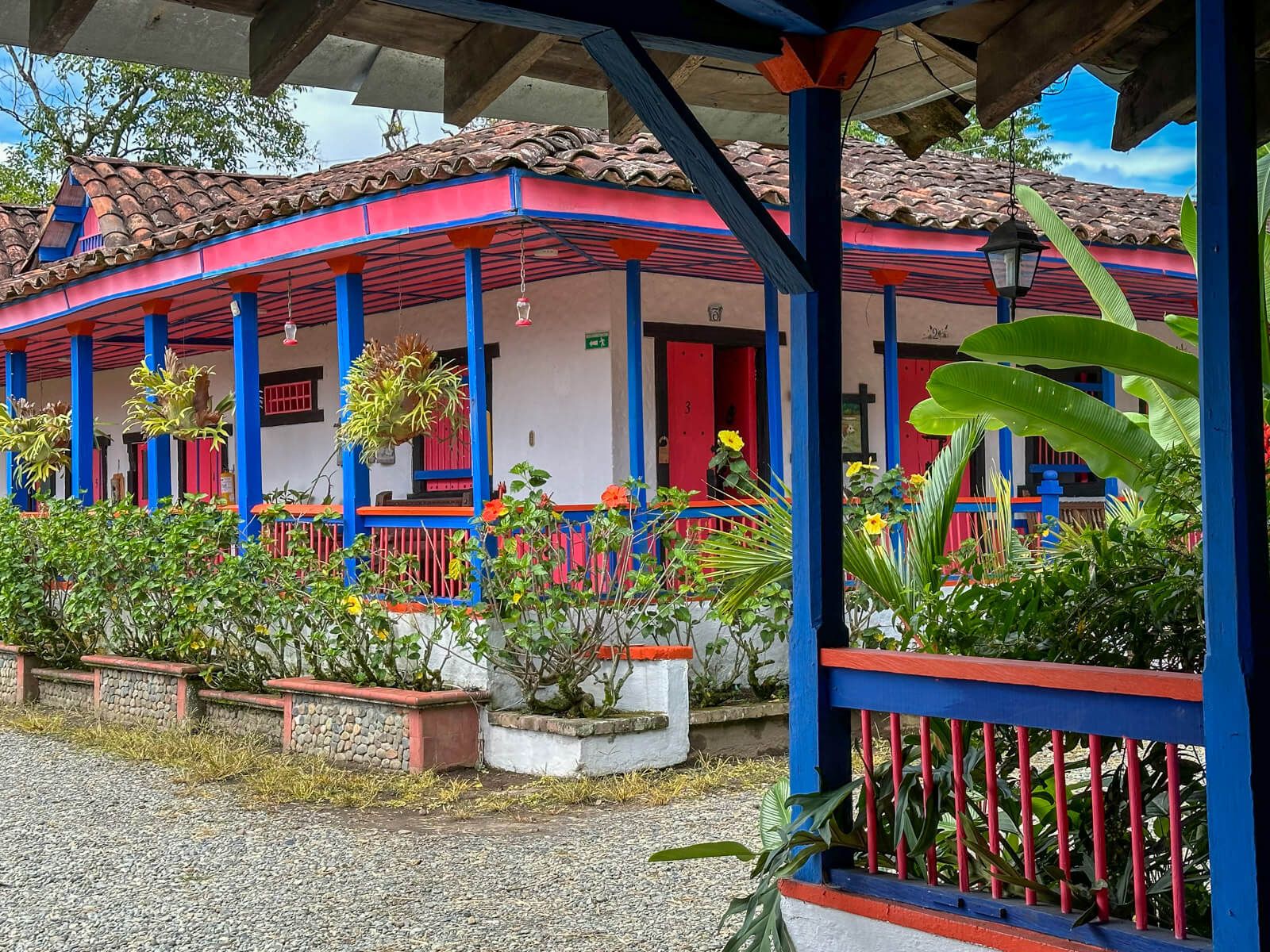 Hacienda mit bunten Fensterläden