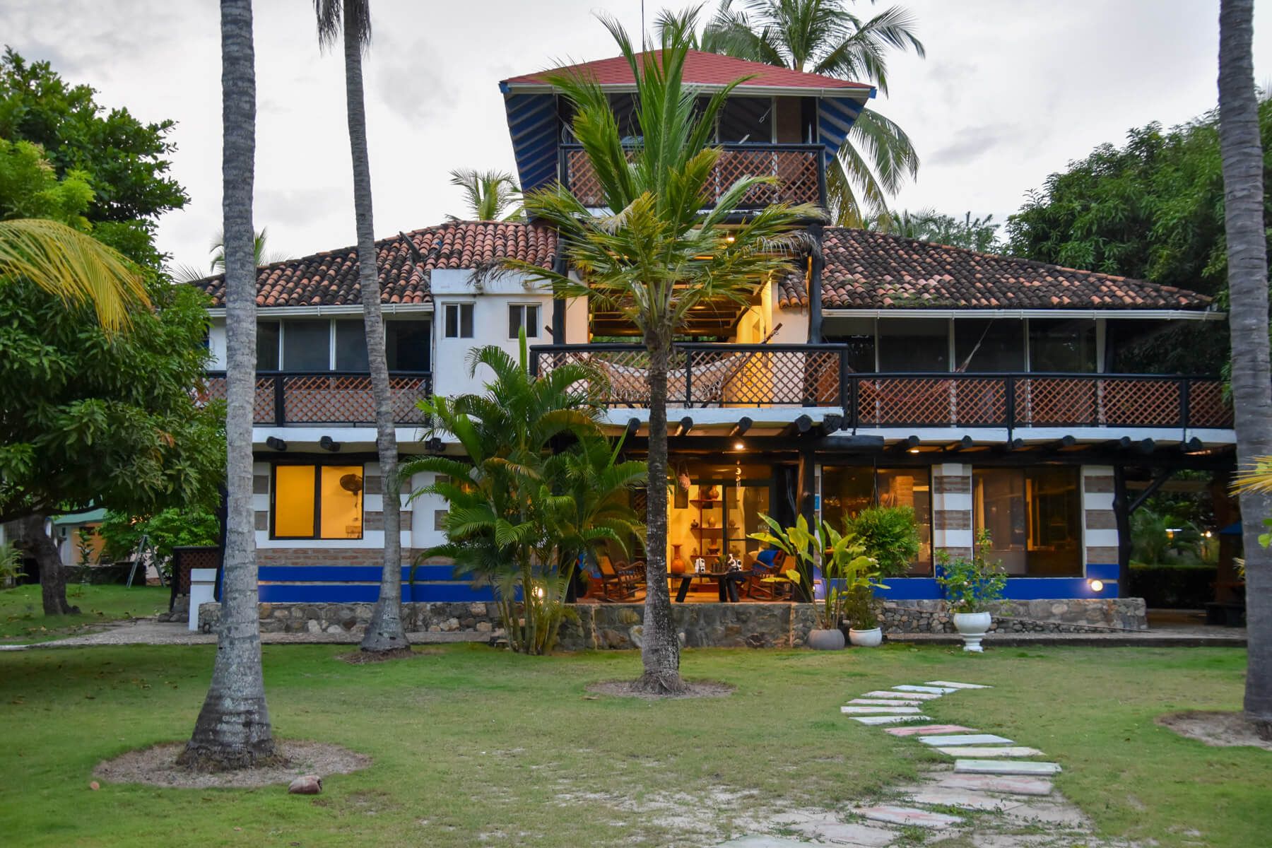zweistöckiges Hotel unter Palmen
