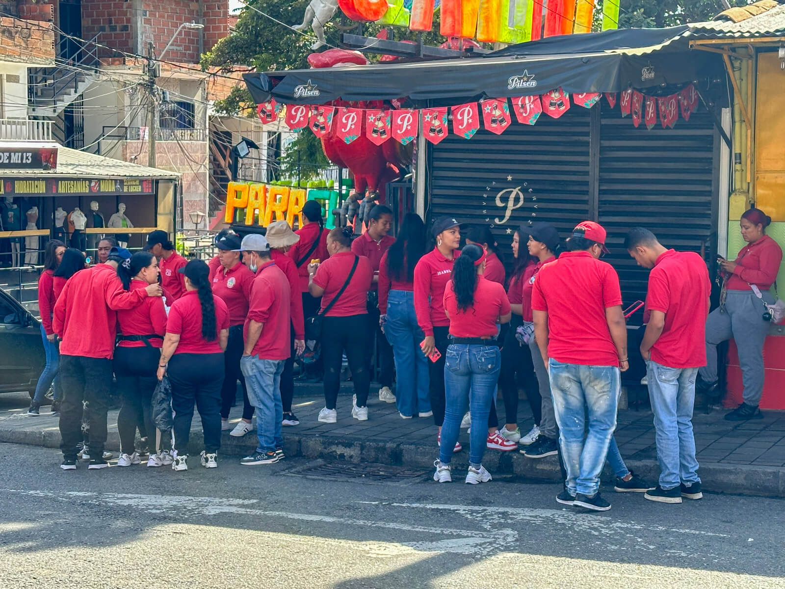 Gruppe von Guides mit roten Hemden in der Comuna 13