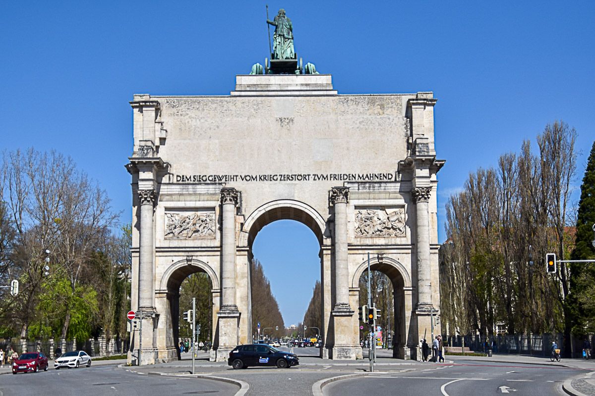 München: Triumphbogen in weiß mit einer Quadriga auf dem Dach