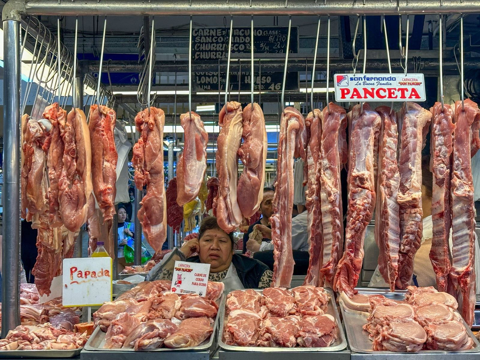 Fleischstand in der Markthalle